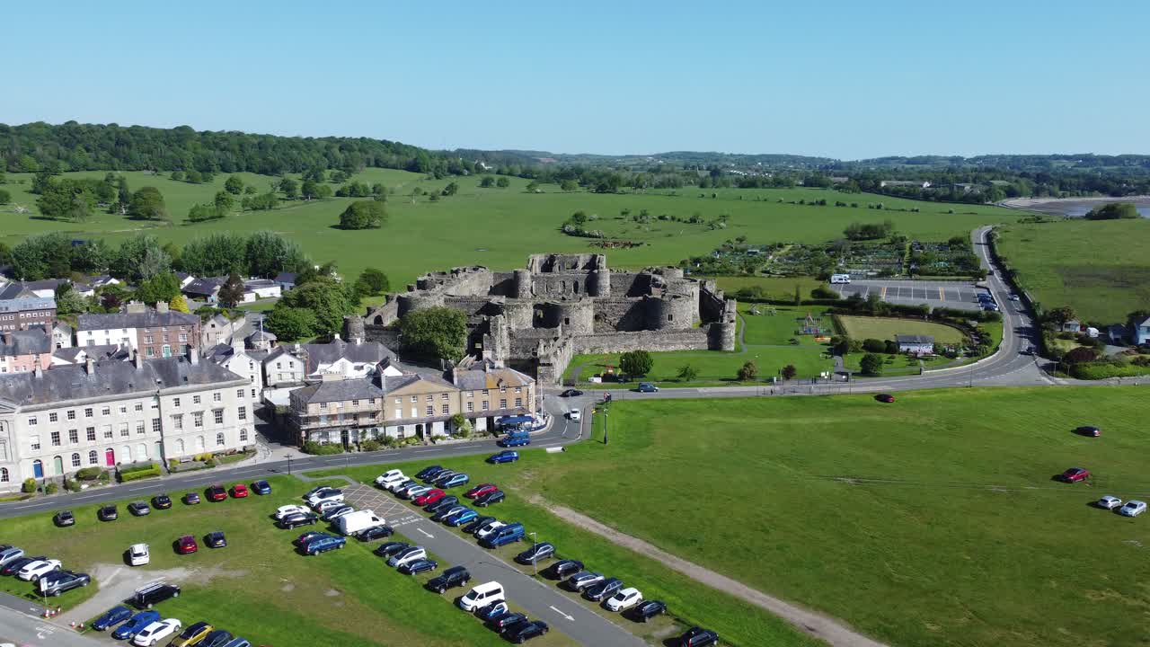 солнечный туристический бомарис замок город вид с воздуха древняя крепость англези достопримечательность возвышающаяся высоко
