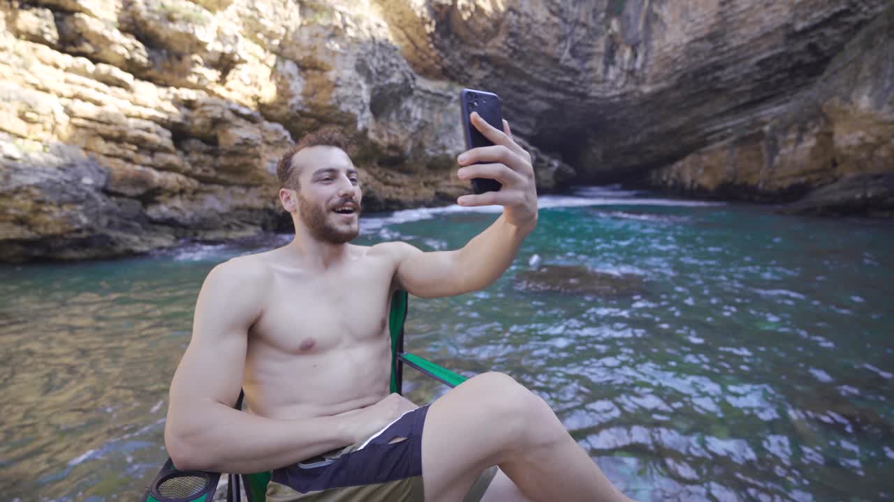 해변에서 전화로 얘기하는 것.