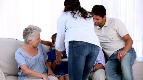 padres y abuelos celebrando el cumpleaños del niño