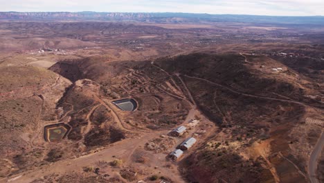 vista aérea de las colinas negras bajo la ciudad de jerome, arizona, estados unidos, viejos campos mineros y paisaje