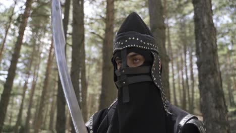 un soldado con una espada en la mano y un casco en la cara.