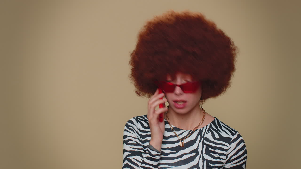 지친 젊은 여성이 온라인 대화를 나누고 스마트폰에서 이야기하고 지루한 전화, 소리