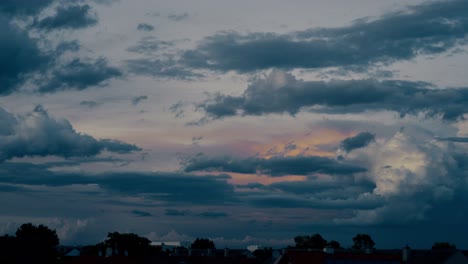 puesta de sol dramática con nubes azules durante una hora azul sobre los tejados