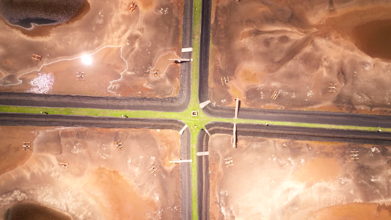 estanques vacíos para la cría de camarones en el campo de bali, granjas acuáticas abandonadas