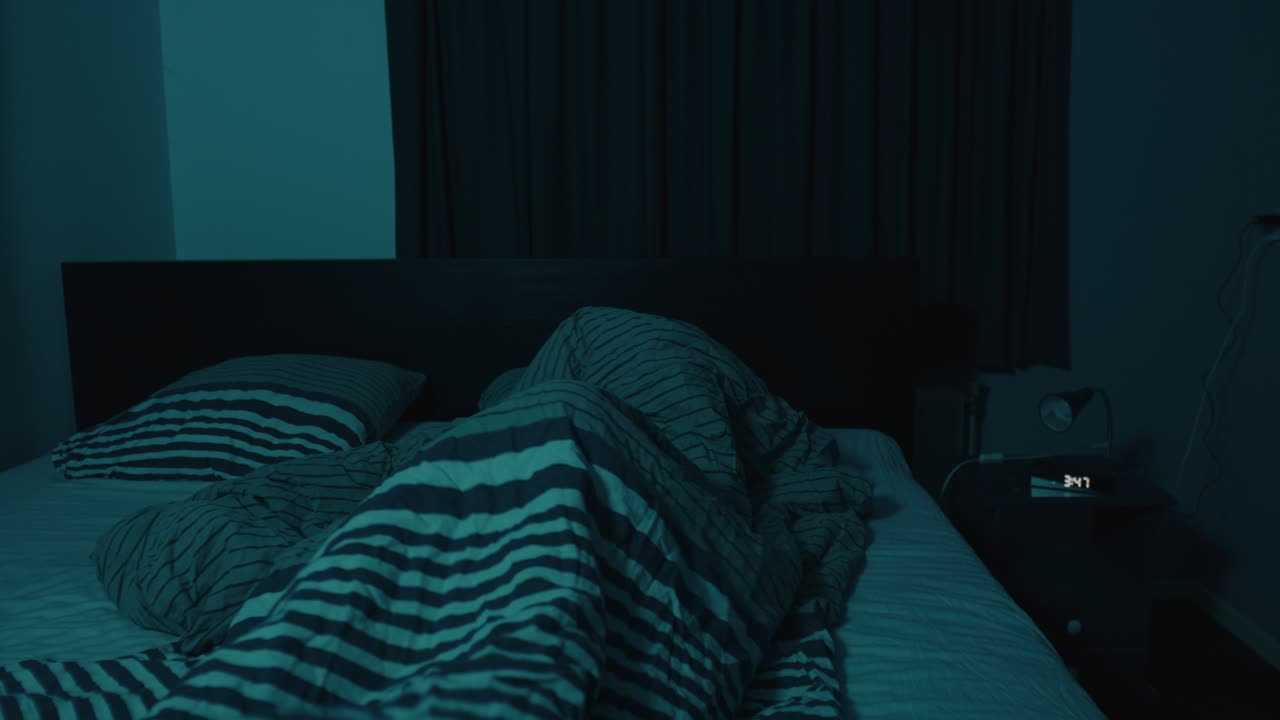 밤 늦게 침대에 들어가는 여자의 인형