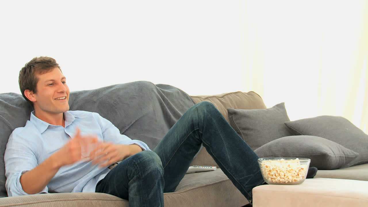 경기를 보고 있는 젊은 남자