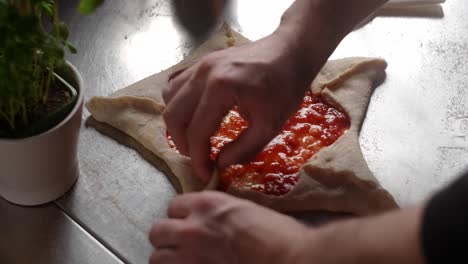 haciendo una deliciosa pizza