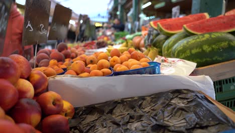 deliciosas frutas a la venta en el mercado local de agricultores