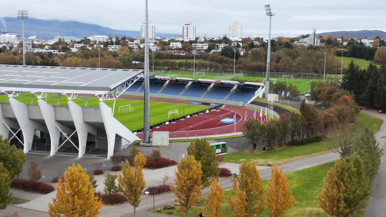 Laugardalsvöllur-jalkapallostadion päivällä syksyllä, ilmakuva