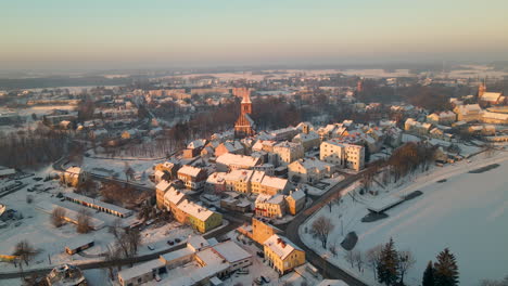 ciudad de arquitectura de europa del este llena de nieve al atardecer en invierno