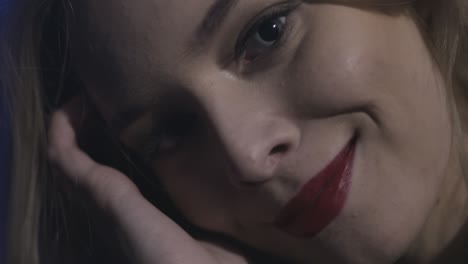 retrato en primer plano de una mujer con cabello rubio y maquillaje
