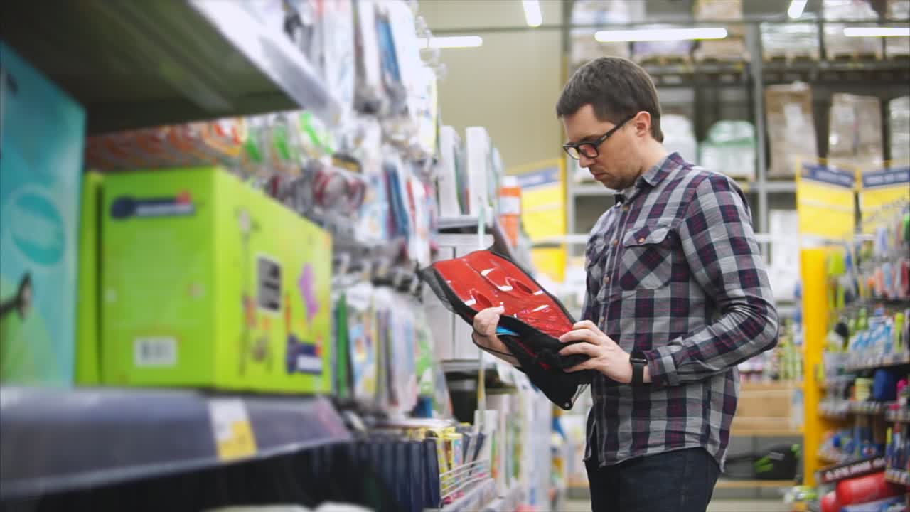 hombre comprando en un supermercado