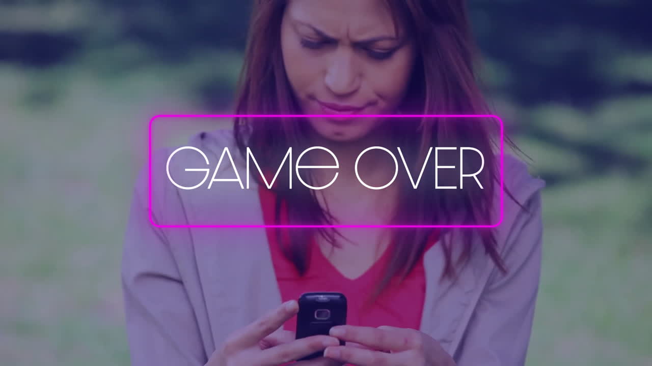 animazione di gioco su testo in rettangolo su donna biraciale frustrata che chatta sullo smartphone