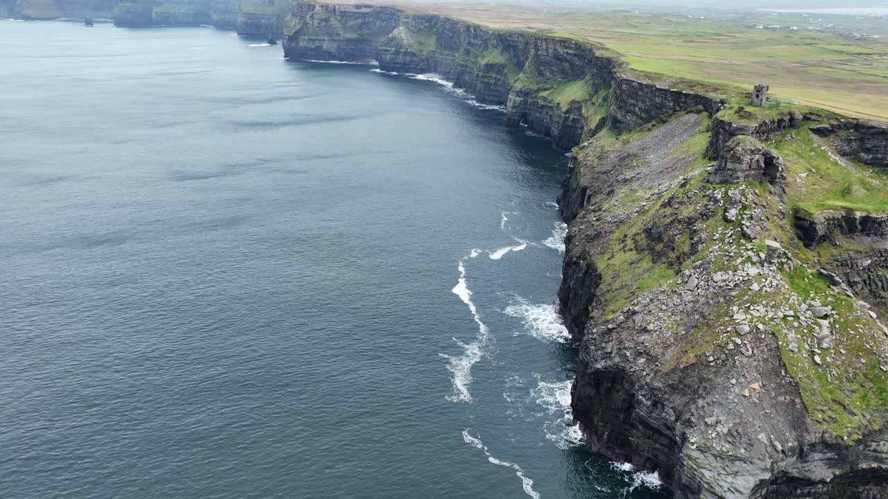 vuelo de aviones no tripulados a lo largo de los imponentes acantilados de moher wild atlantic way en invierno noviembre en irlanda