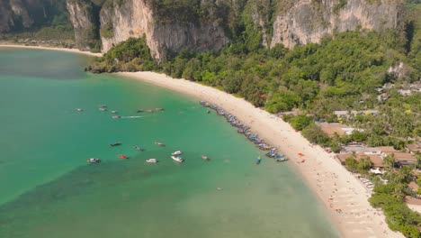 Imágenes-Aéreas-En-4k-De-La-Playa-Railay-En-Krabi,-Tailandia,-Asia,-Barcos-De-Cola-Larga