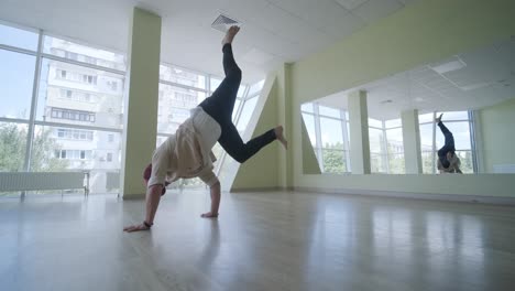 hombre bailando breakdance en un estudio moderno