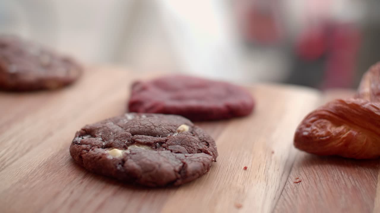 chocolate con galletas de chocolate blanco en la cafetería de la panadería en tablero de madera