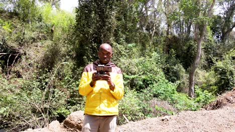 avión industrial uav innovador piloto de drones tomando fotografía de drones operando drones de seguridad en el bosque de kenia