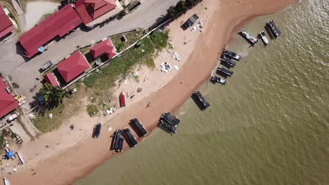 vista de arriba hacia abajo del parque de barcos de pesca cerca de la costa en penang, malasia.
