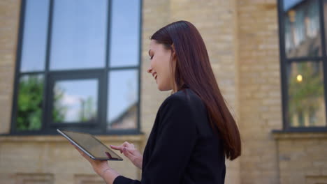 Traje-De-Mujer-Navegando-Por-Internet-En-Tableta.-Mujer-Asintiendo-Con-La-Cabeza-Colega-En-La-Calle.