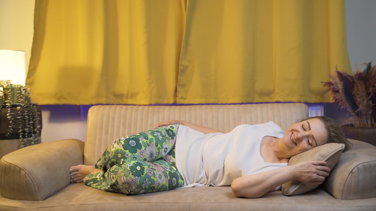 잠을 자는 동안 웃는 여자.