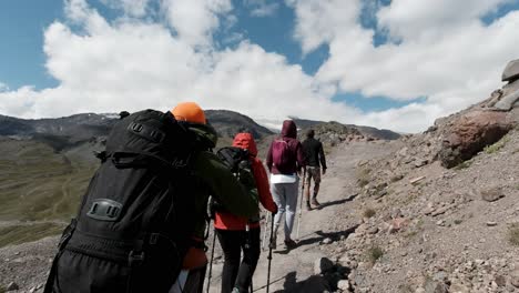 excursionistas en un sendero de montaña