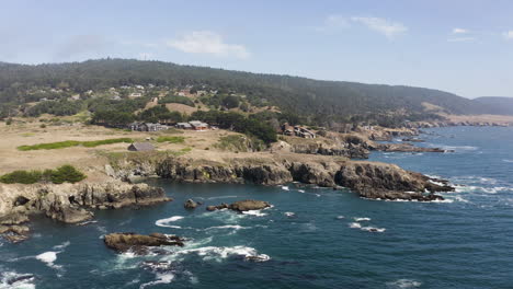 poussée aérienne au-dessus de l'océan et des falaises rocheuses de sea ranch, californie