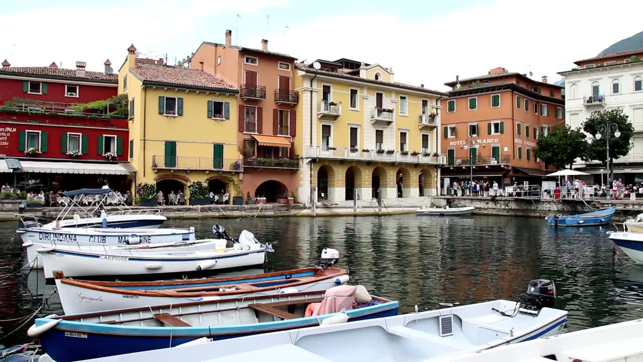 puerto deportivo de malcesine en el corazón del casco antiguo en el lago de garda, italia