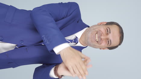 video vertical de un hombre de negocios aplaudiendo.