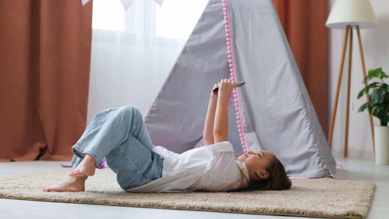 Маленькая девочка дома.