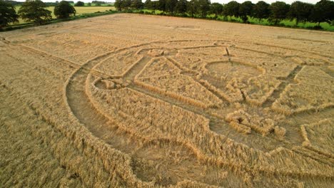 misterioso fortnite átomo molecular crop circle diseño puesta de sol campo de trigo vista aérea en uffcot descendiendo a tiro bajo