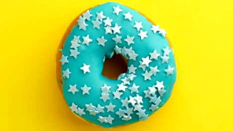 el donut glazado de primer plano.