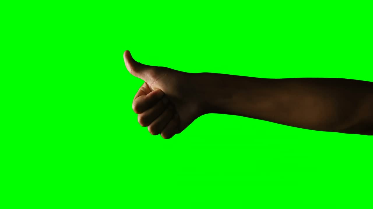 mano fingiendo usar una pantalla invisible