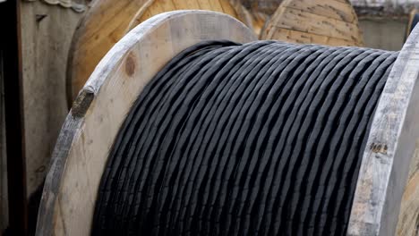 un montón de bobina de madera de cable que se encuentra en el patio de la fábrica de cables, está preparado para la carga.