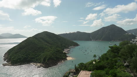 Isla-Central-Y-Bahía-Repulse,-Hong-Kong,-Barcos-Anclados-En-Un-Día-Soleado,-Parque-Oceánico-Como-Telón-De-Fondo,-Vacaciones-Tropicales,-Toma-Aérea-Cinematográfica-De-Establecimiento