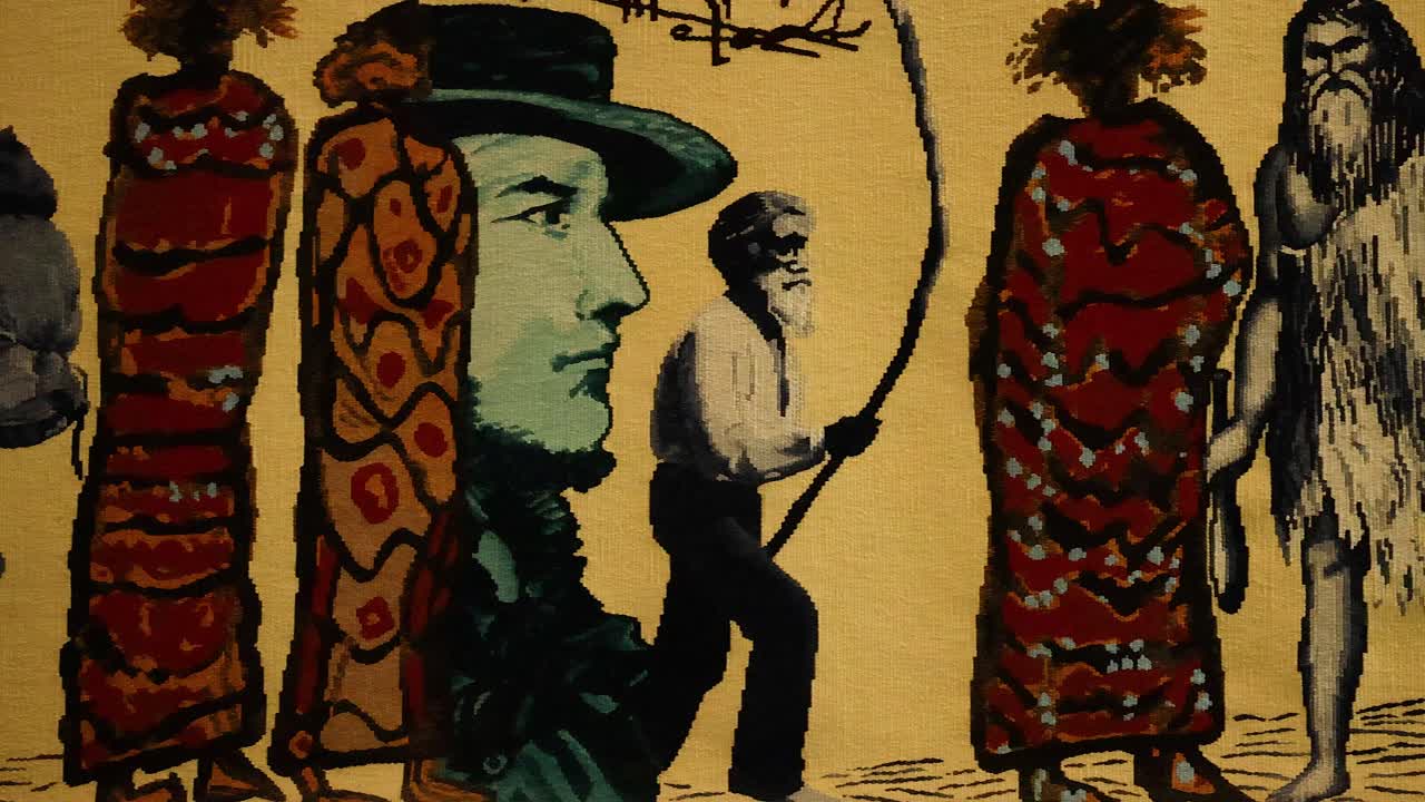 tapicería colorida que representa figuras y escenas históricas