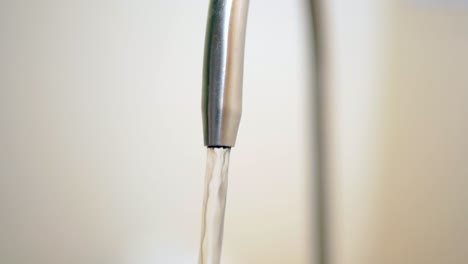 agua que se vierte de un grifo en cámara lenta