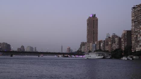 Vista-De-La-Ciudad-De-Egipto-Desde-El-Río-Nilo