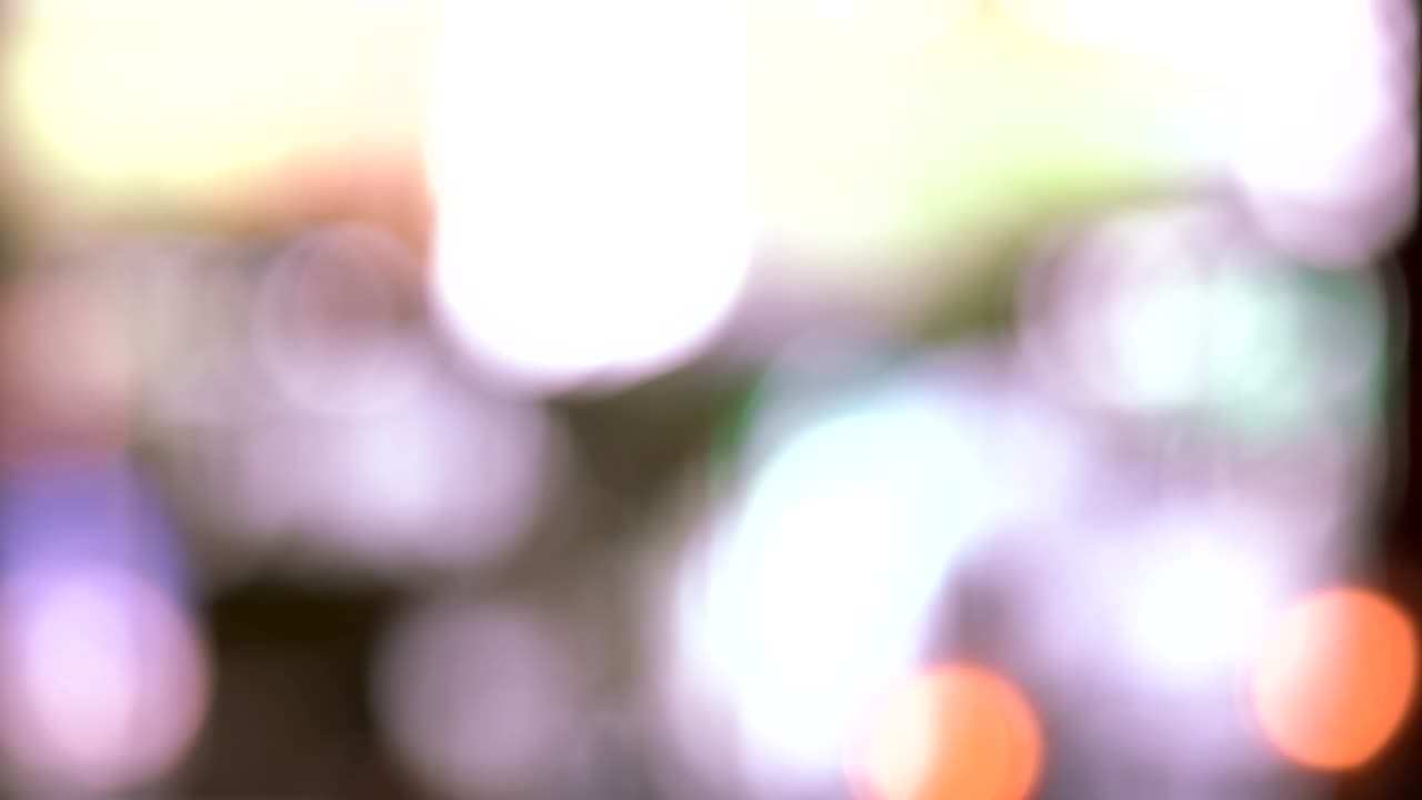 lentamente se mueven las luces borrosas.