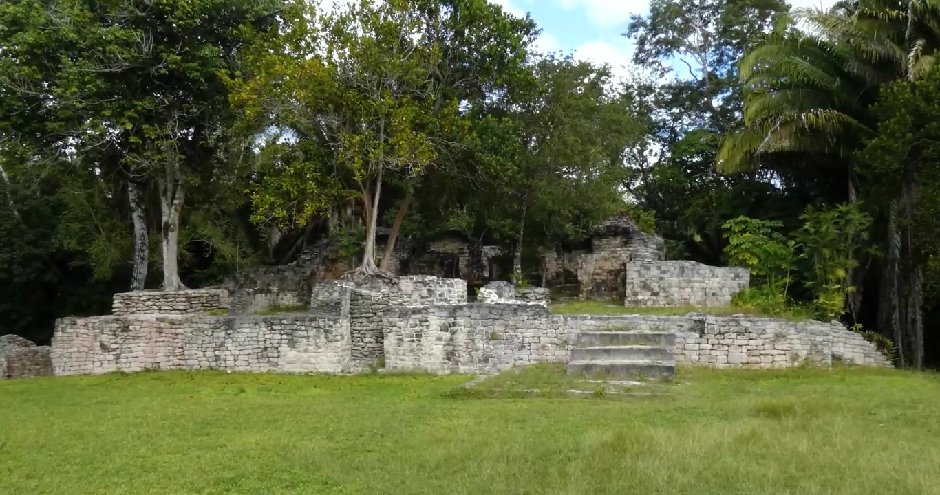 Il Palazzo nel sito Maya di Kohunlich - Quintana Roo, Messico. Campo lungo.