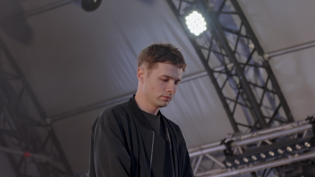 Homem a actuar no palco