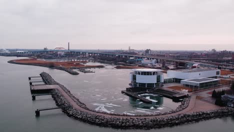 Drone-Ascendente-Sobre-El-Mundo-Del-Descubrimiento,-El-Lago-Michigan-Hacia-Daniel-W