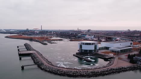 drone ascendente sobre el mundo del descubrimiento, el lago michigan hacia daniel w