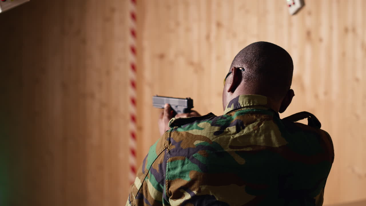 unidad militar en el campo de tiro aplaudiendo después de golpear el objetivo