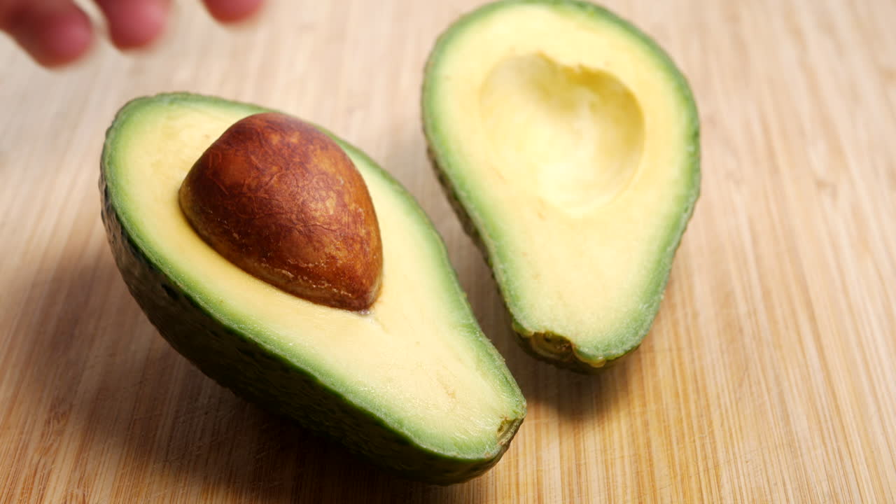 Avocado a fette su un tagliere di legno