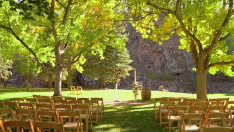 hermoso pasillo al aire libre del lugar de la boda de otoño en un exuberante entorno verde amarillo