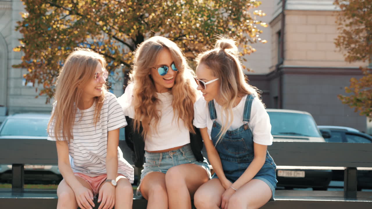 세 명의 행복한 친구들이 야외에서 함께 시간을 즐기고 있습니다.