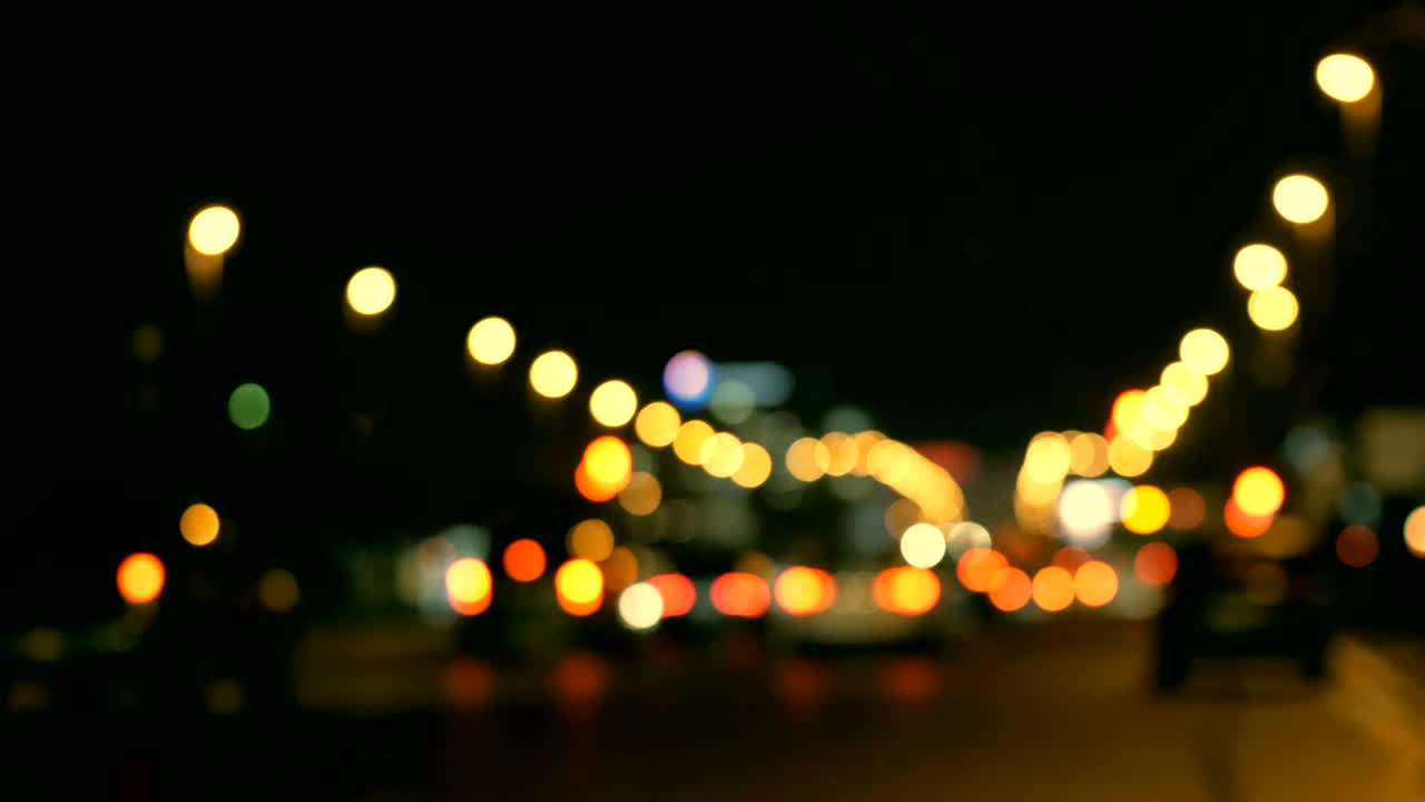 luces desenfocadas calle de los ángeles resumen. fondo borroso de la ciudad. círculos de bokeh en movimiento del tráfico nocturno.