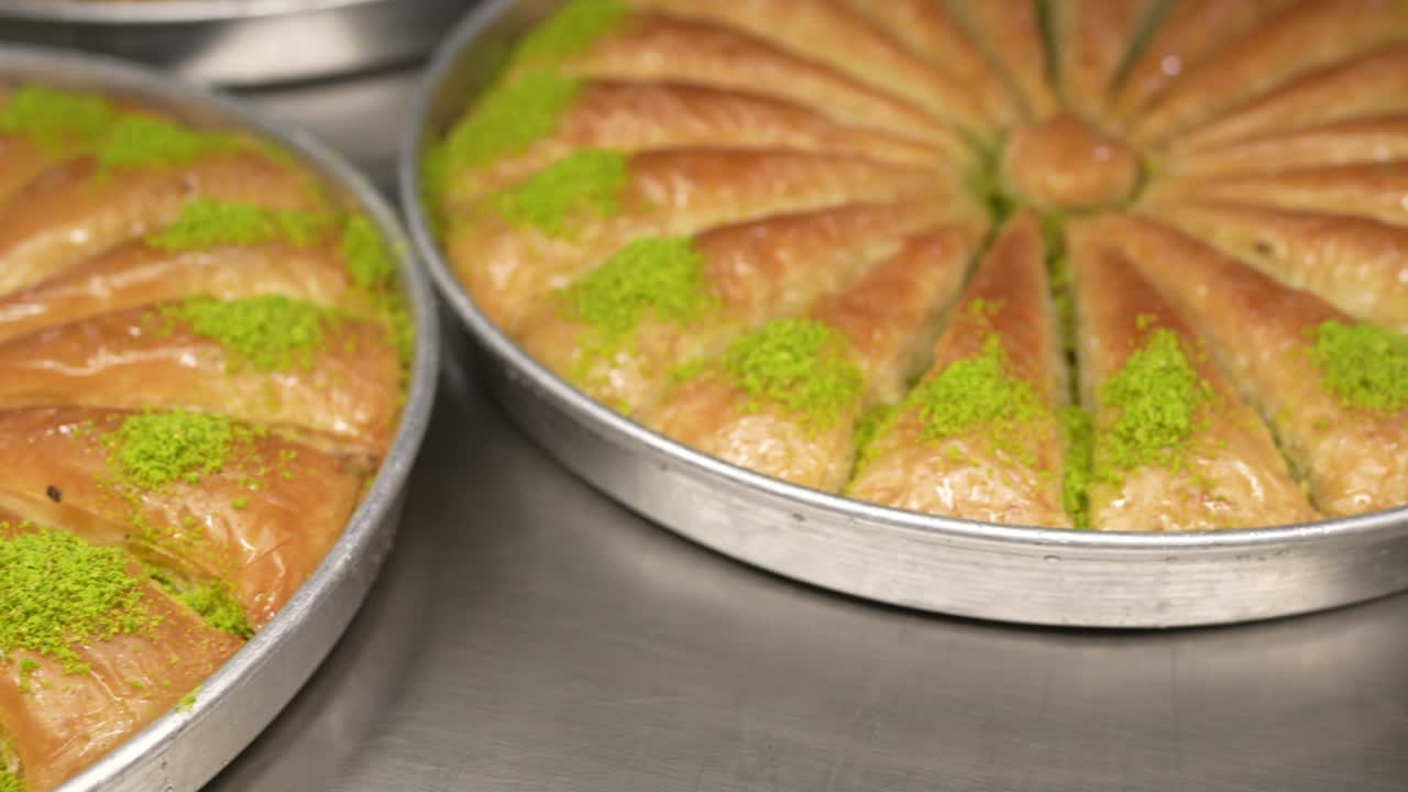Türk Tatlıları Lokma ve Baklava Videosu, İstiklal Caddesi Taksim, Beyoğlu İstanbul Türkiye.