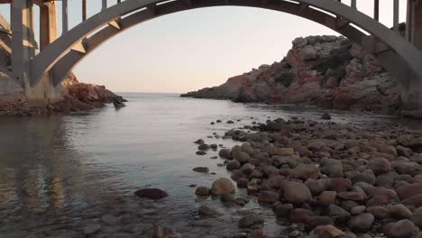 Video-Mit-Wunderschönem-Blick-Auf-Die-Meeresküste-Mit-Brücke-Und-Felsen